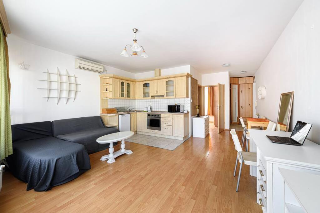 Lovely Apartment In City Centre For 4 Guests Budapest Bagian luar foto