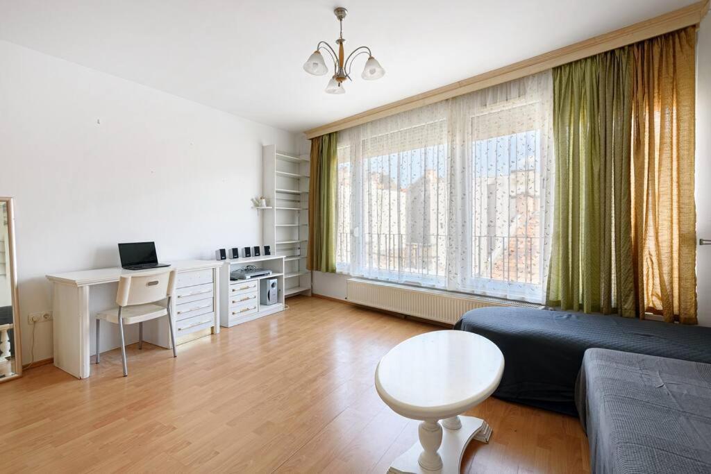 Lovely Apartment In City Centre For 4 Guests Budapest Bagian luar foto