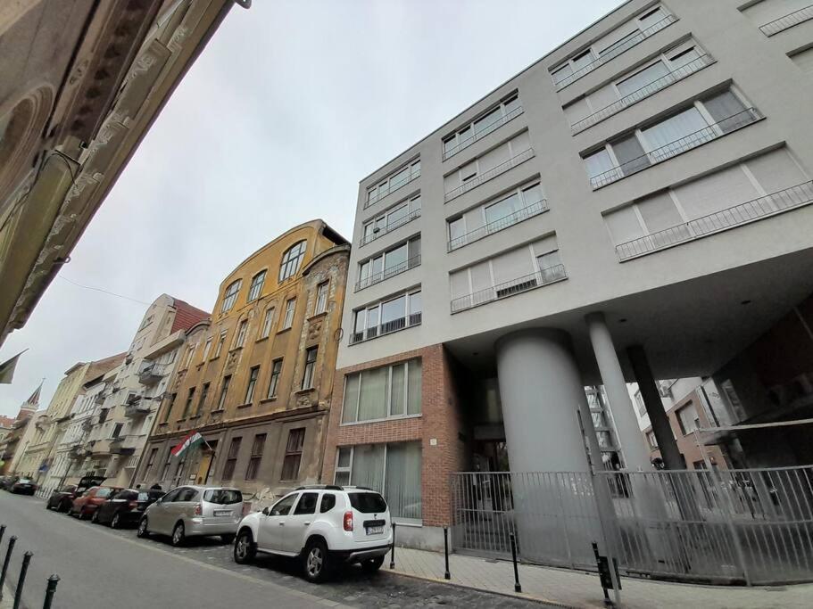 Lovely Apartment In City Centre For 4 Guests Budapest Bagian luar foto