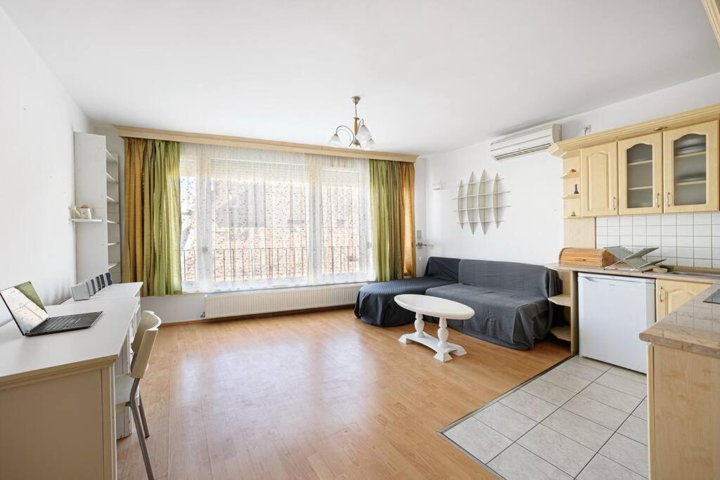 Lovely Apartment In City Centre For 4 Guests Budapest Bagian luar foto