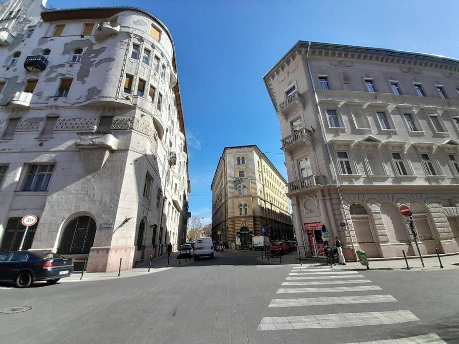 Lovely Apartment In City Centre For 4 Guests Budapest Bagian luar foto