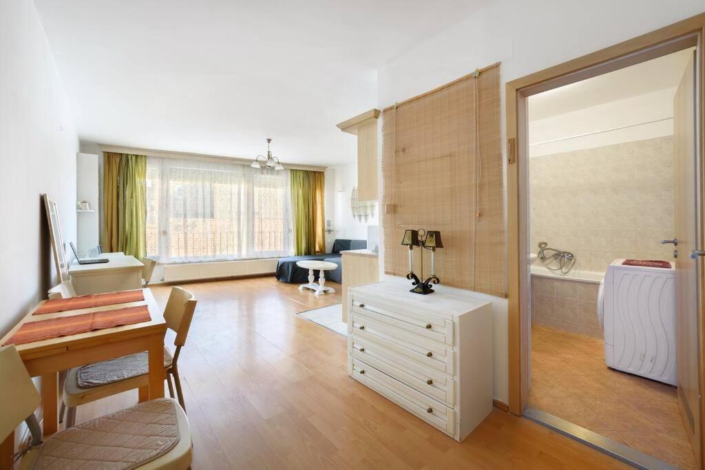 Lovely Apartment In City Centre For 4 Guests Budapest Bagian luar foto