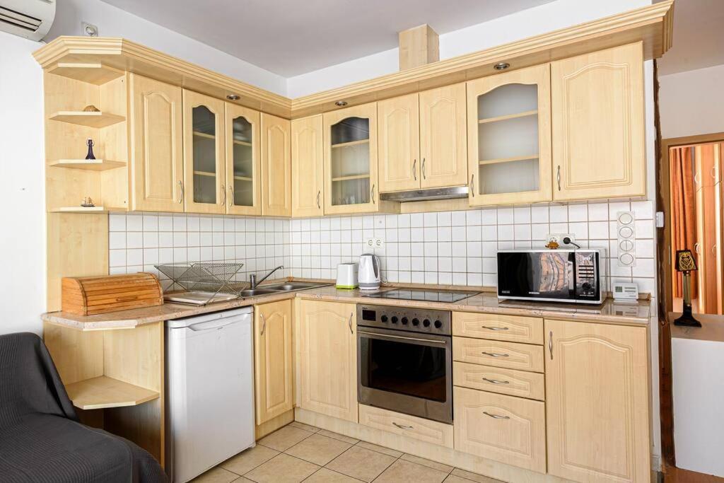 Lovely Apartment In City Centre For 4 Guests Budapest Bagian luar foto