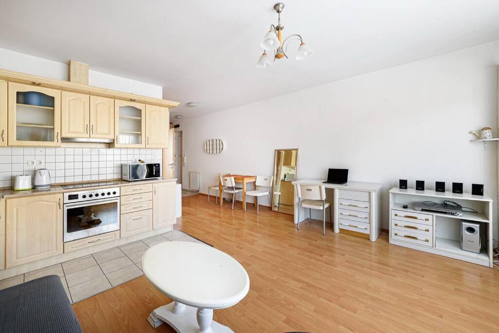 Lovely Apartment In City Centre For 4 Guests Budapest Bagian luar foto