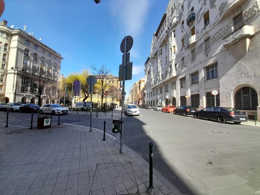 Lovely Apartment In City Centre For 4 Guests Budapest Bagian luar foto