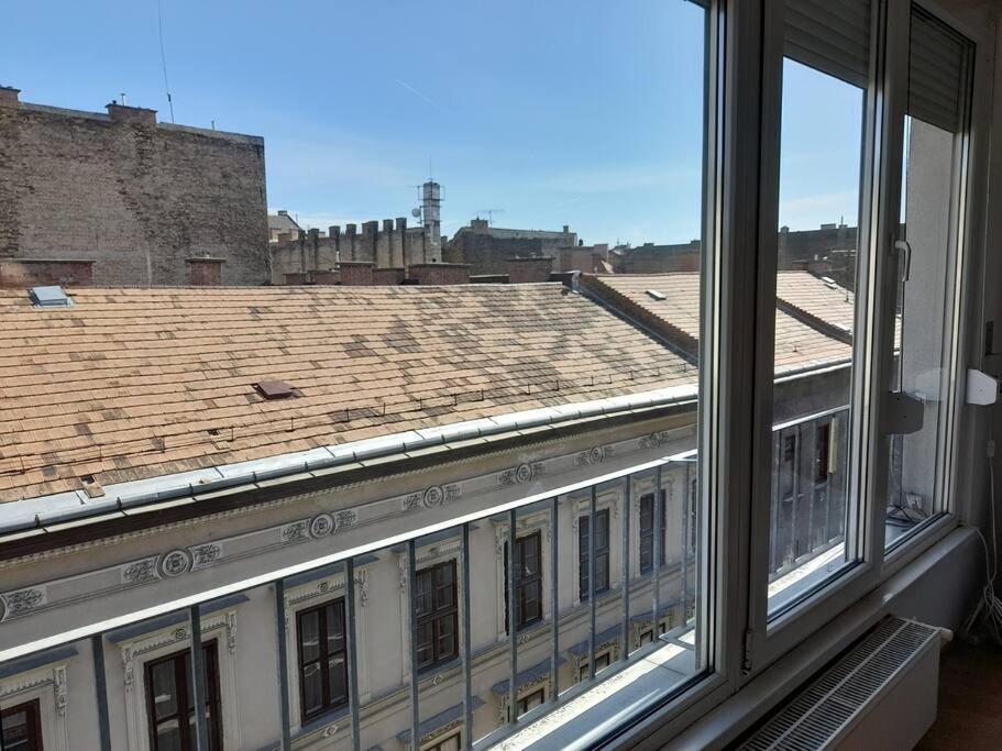 Lovely Apartment In City Centre For 4 Guests Budapest Bagian luar foto